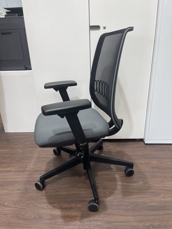 Fast Track -Delta Mesh Office Chair with integral lumbar support - Grey Seat Pad - Image 3
